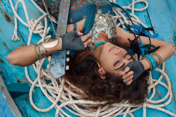 Teknede Gitar Çalan Çekici Genç Hippi Kadın — Stok fotoğraf