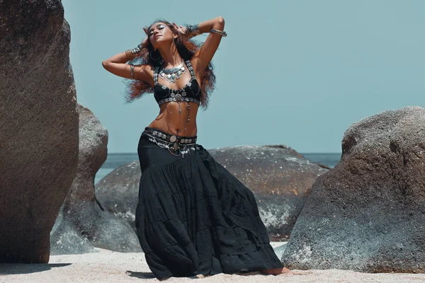 Γραφική Φωτογραφία Μόδας Της Φυλής Χορεύτρια Γυναίκα Θέτουν Εξωτερικούς Χώρους — Φωτογραφία Αρχείου