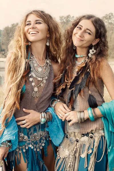 两名穿着民族服装珠宝的美女的时装照 — 图库照片