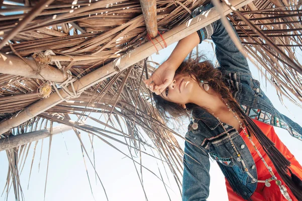 Bella Donna Boho Stile Posa Spiaggia — Foto Stock