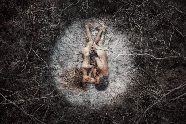 Обнаженные Мужчина Женщина Лежат Сухой Трещине Зародыше Стоковое Изображение