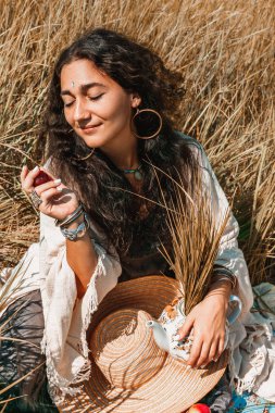 Tarlada hasır şapkalı genç bir kadın.