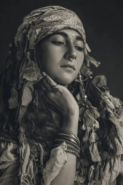 Mulher Boho Elegante Com Turbante Posando Para Câmera — Fotografia de Stock