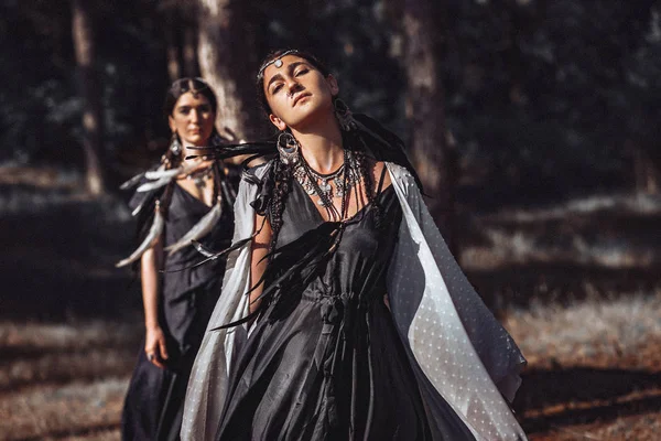 Due Donne Bohemien Che Posano Insieme Nella Foresta — Foto Stock