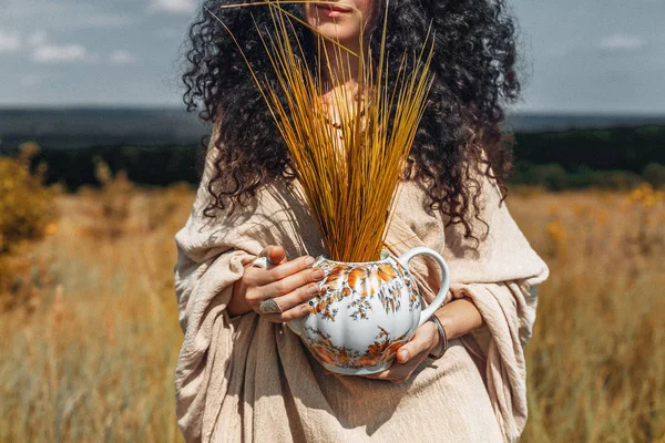 Schöne Junge Frau Auf Einem Feld Mit Vase — Stockfoto