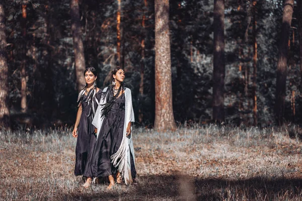 Две Богемные Женщины Позируют Вместе Лесу — стоковое фото