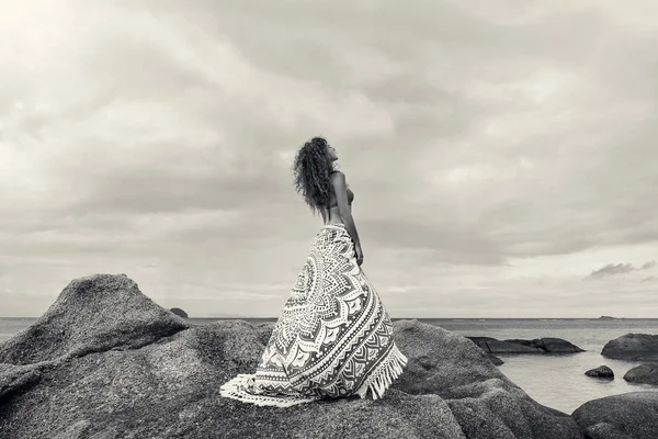 Elegant Boem Tanara Femeie Pozand Plaja Maiestuos — Fotografie, imagine de stoc