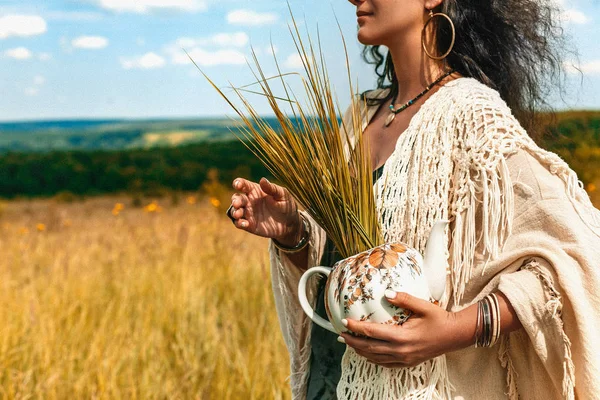 一个漂亮的年轻女子站在一个有花瓶的田里 — 图库照片