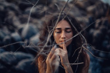 Doğada poz veren genç boho kadın. 
