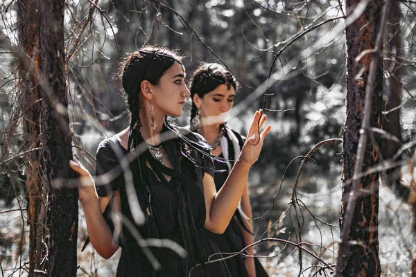 Deux Femmes Bohème Posant Ensemble Dans Forêt — Photo