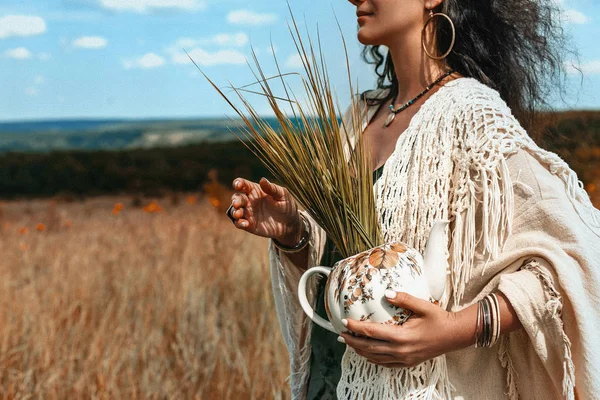 Schöne Junge Frau Auf Einem Feld Mit Vase — Stockfoto