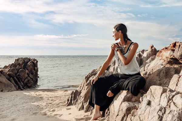 Elegante Bohemien Giovane Donna Posa Sulla Spiaggia Maestosa — Foto Stock