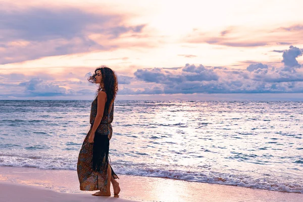 Atraente Boêmio Mulher Viajante Posando Praia Oceano — Fotografia de Stock