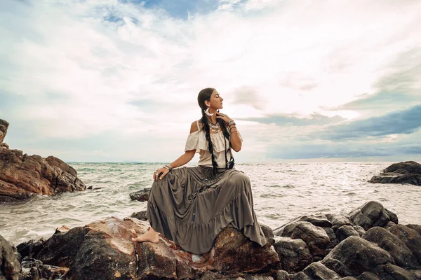 Elegante Bohemien Giovane Donna Posa Sulla Spiaggia Maestosa — Foto Stock