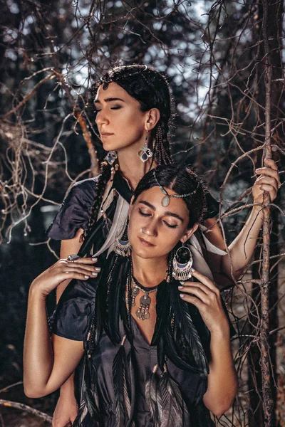 Dos Mujeres Bohemia Posando Juntas Bosque —  Fotos de Stock