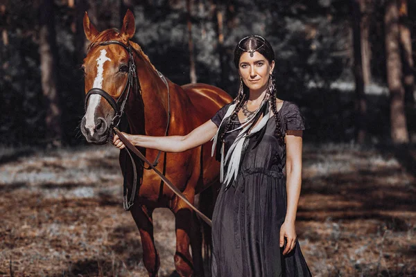 Bohemian Frau Posiert Zusammen Wald Mit Pferd — Stockfoto