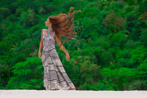 Красивая Молодая Женщина Позирует Открытом Воздухе Перед Камерой — стоковое фото