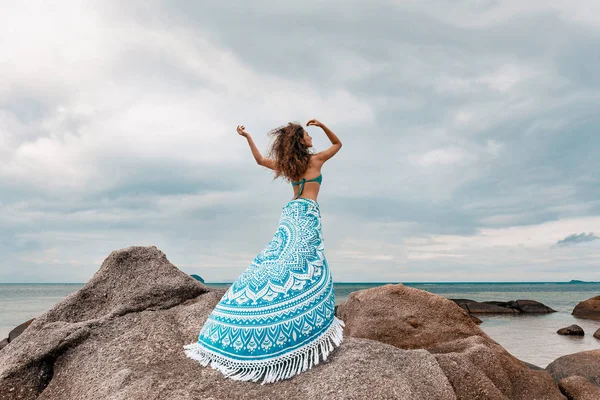Mujer Joven Bohemia Elegante Posando Playa Majestuosa — Foto de Stock