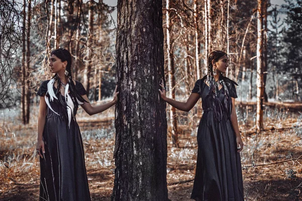 Dos Mujeres Bohemia Posando Juntas Bosque — Foto de Stock