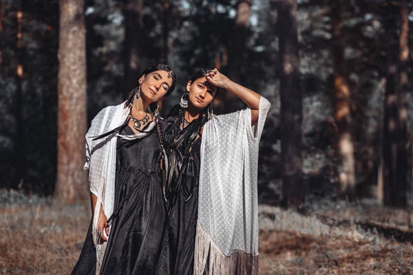 Duas Mulheres Boémias Posando Juntas Floresta — Fotografia de Stock