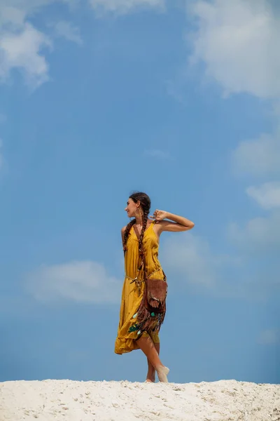 Attractive Bohemian Woman Traveler Posing Ocean Beach — Stok fotoğraf