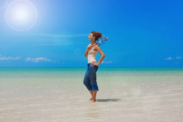 Krásná Mladá Žena Pózující Pláži Směrovou Značkou Cestovní Koncept — Stock fotografie