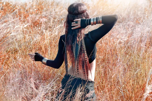 Élégant Jeune Femme Posant Majestueux Fond Nature — Photo