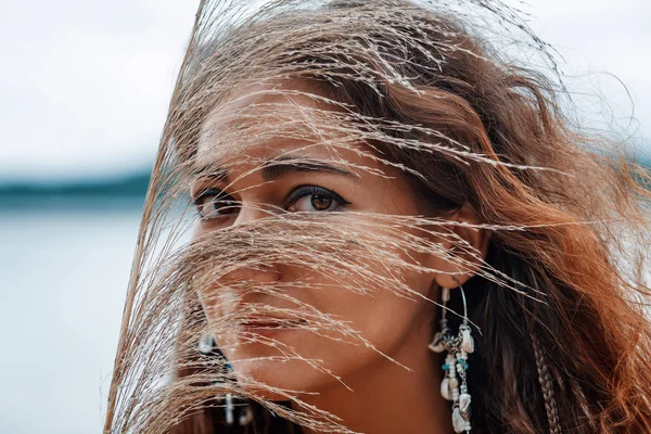 Aantrekkelijke Jonge Vrouw Poseren Buitenshuis — Stockfoto