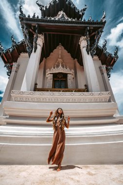 türban giyen zarif elbise güzel genç kadın