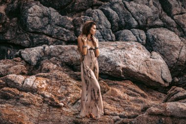 boho aksesuarları ile uzun saçlı güzel genç kadın