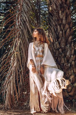 Doğal tropik arka planda moda düşkünü bir kadın