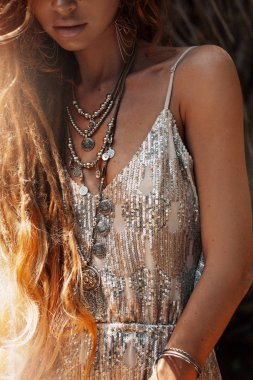 Doğada poz veren güzel genç manken.