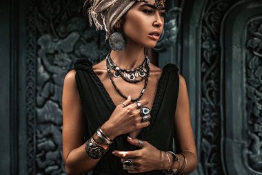 türban giyen zarif elbise güzel genç kadın