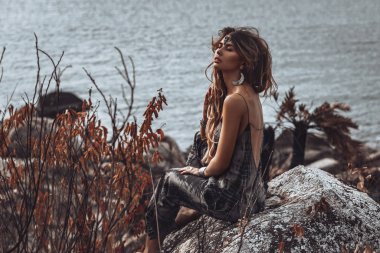 güzel genç boho tarzı kadın yerde açık havada oturan