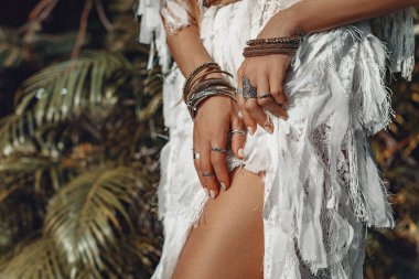 Moda mankeninin doğal arka plandaki görüntüsü.