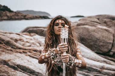 gün batımında açık havada eğlenmek güzel şık boho modeli