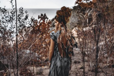 güzel genç boho tarzı kadın yerde açık havada oturan
