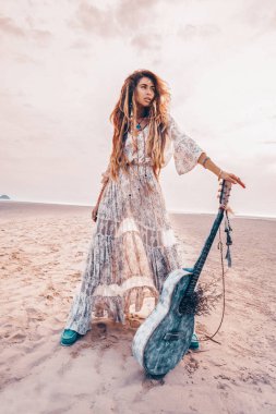 beyaz elbise güzel genç neşeli moda modeli