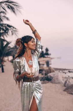 gün batımında açık havada eğlenmek güzel şık boho modeli