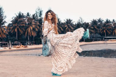 beyaz elbise güzel genç neşeli moda modeli