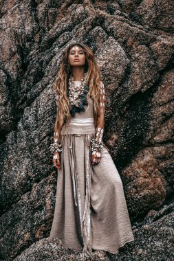 ilkel ornamet ile kabile kostümü güzel genç kadın 