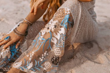 Aksesuarlı büyüleyici bir kadın manzarası.