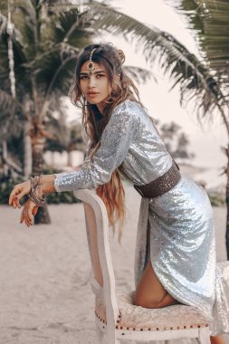 gün batımında açık havada eğlenmek güzel şık boho modeli