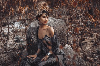 güzel genç boho tarzı kadın yerde açık havada oturan