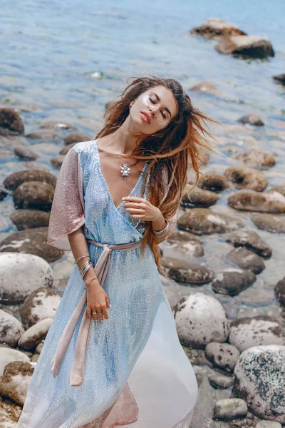 Elegante Giovane Donna Bohemien Posa Sfondo Spiaggia Pietra — Foto Stock