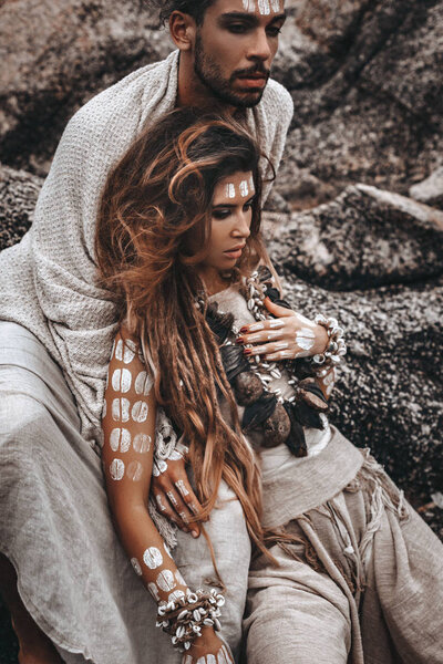 красивая молодая свободная пара в племенных костюмах
