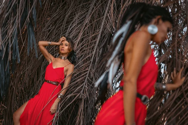 Zwei schöne junge modische Models in roten Kleidern im Freien — Stockfoto
