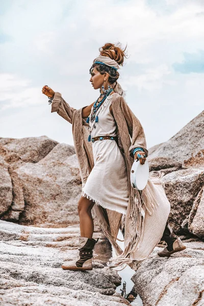 Schöne junge Frau im Stammeskostüm mit Urverzierung — Stockfoto