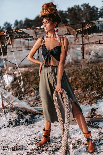 Giovane donna hippie elegante sulla spiaggia al tramonto ritratto — Foto Stock