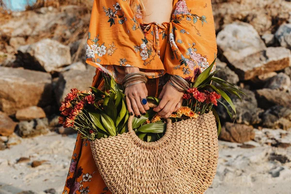 Image Recadrée Femme Style Bohème Avec Des Fleurs Des Accessoires — Photo